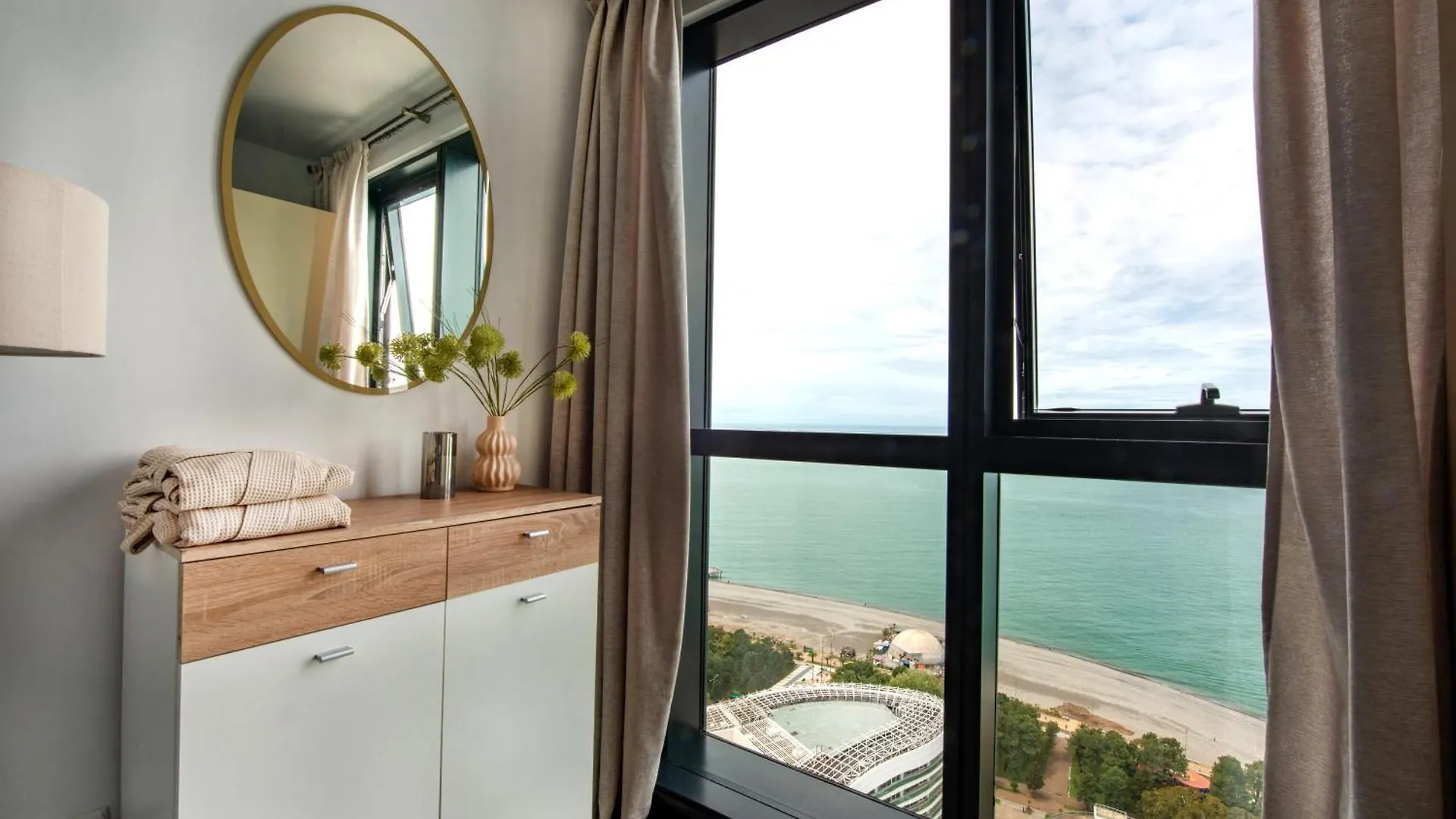 Ocean Breeze Retreat - Honeymoon Apartment With Sea View In Porta Batumi Tower