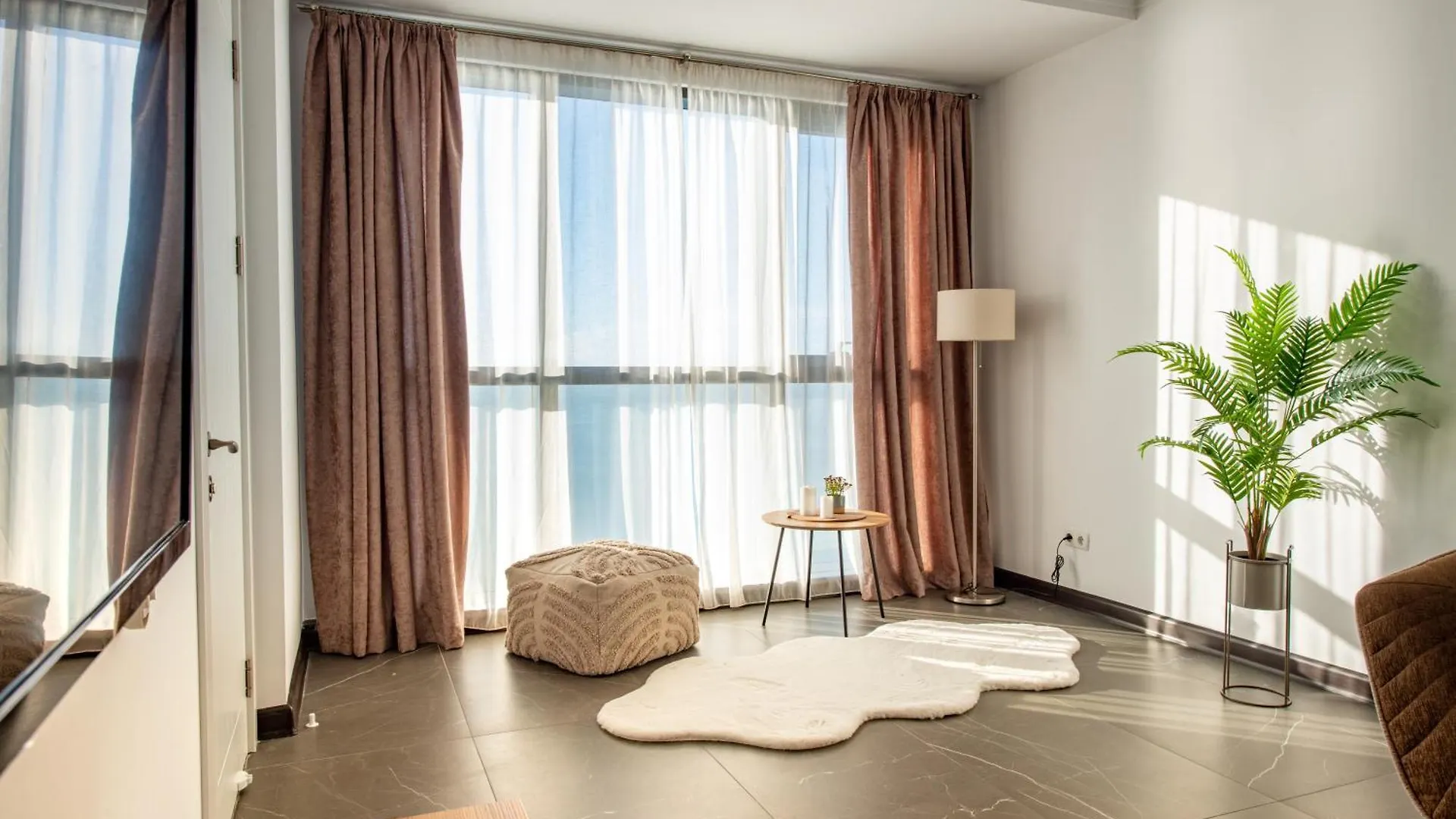 Ocean Breeze Retreat - Honeymoon Apartment With Sea View In Porta Batumi Tower 0*,